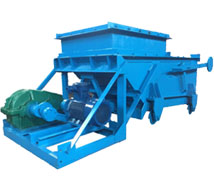 往復(fù)式給料機(jī)也叫往復(fù)式給煤機(jī),是利用曲柄連桿機(jī)構(gòu)拖動(dòng)下傾5°的底板在輥上做直線往復(fù)運(yùn)動(dòng)。